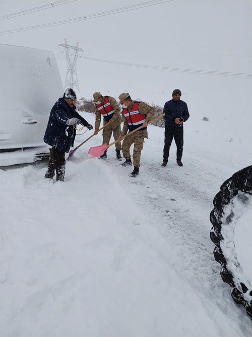 İlçe Jandarma Ekiplerimiz Yoğun Kar Yağışından Dolayı Yolda Kalan Vatandaşlara Yardımcı Oldu.